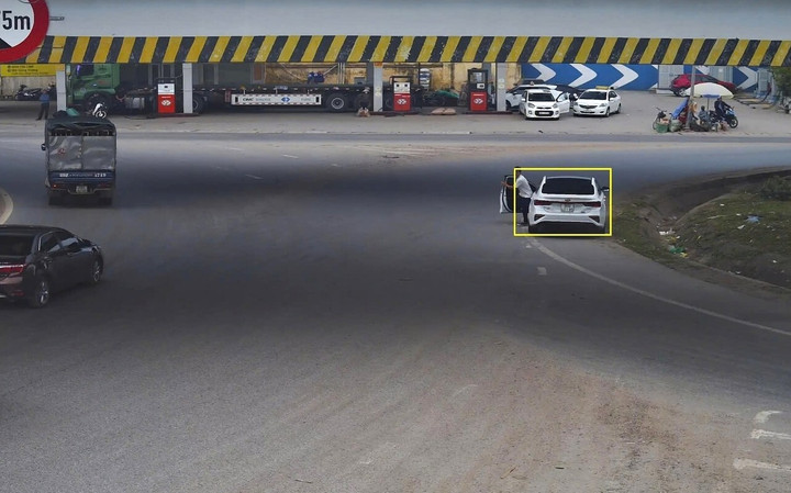 Xe ô tô dừng xe dưới gầm cầu vượt. (Ảnh: Công an Bắc Ninh).