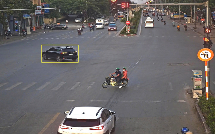 Ô tô rẽ trái tại nơi có biển cấm rẽ trái tại phường Bắc Giang, tỉnh Bắc Ninh. (Ảnh: Công an Bắc Ninh).