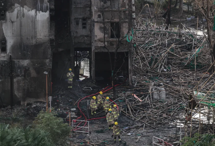 Giàn giáo tre cháy sém sau vụ hỏa hoạn. (Nguồn: Reuters)