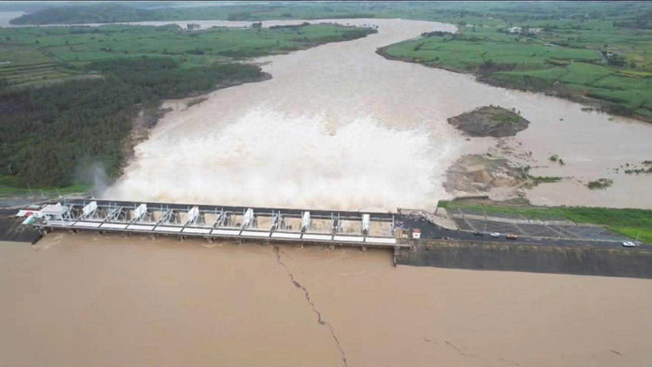 Lúc 4h15 sáng 20/11, Nhà máy thủy điện Sông Ba Hạ đã hạ lưu lượng xả lũ xuống còn 13.400 m³/giây. Dù giảm so với mức xả kỷ lục 16.100 m³/giây vào 16h ngày 19/11, lưu lượng h dù giảm vẫn ở ngưỡng rất cao, khiến nhiều khu vực hạ lưu sông Ba tiếp tục ngập sâu, thời gian rút chậm.