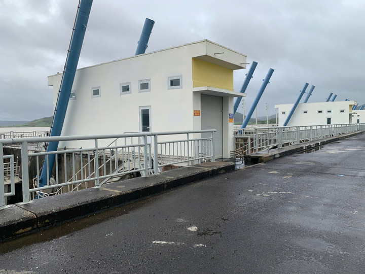 Với lưu lượng xả cao kỷ lục, Thủy điện Sông Ba Hạ khiến hàng nghìn nhà dân chìm trong biển nước. Người dân cho biết, nước dâng quá nhanh khiến họ trở tay không kịp.