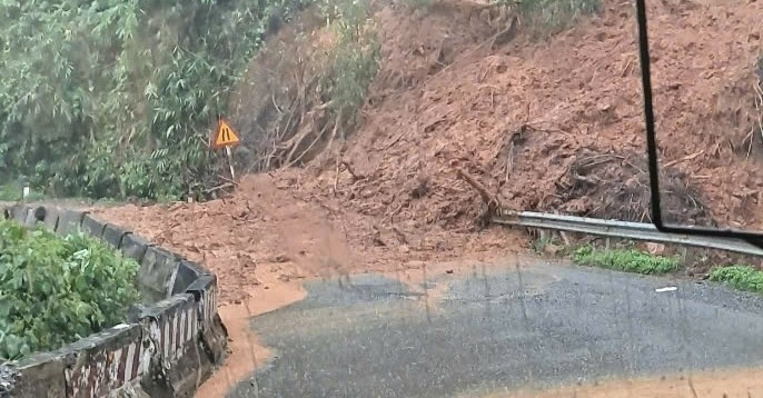 Hiện trường sạt lở đèo Sông Pha chiều 2/12.