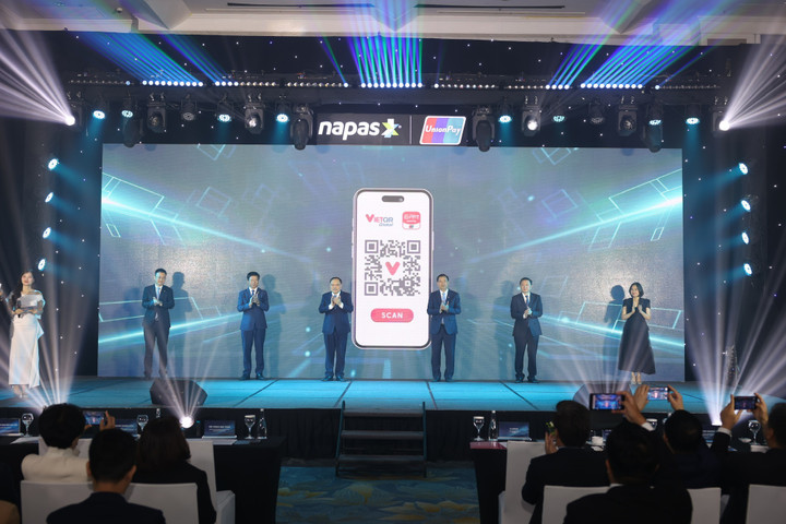 Đại diện các đơn vị thực hiện nghi thức kích hoạt kết nối thanh toán bán lẻ song phương qua mã QR giữa Việt Nam và Trung Quốc. (Ảnh: VGP/HT)