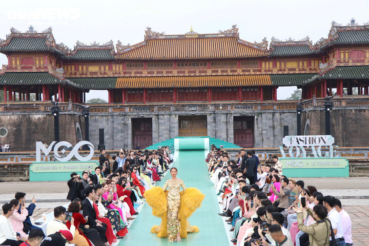 Miss Cosmo 2024 Ketut Permata Juliastrid Sari thực hiện màn catwalk đầu tiên, khai mạc Hello Cosmo From Vietnam mùa 2.