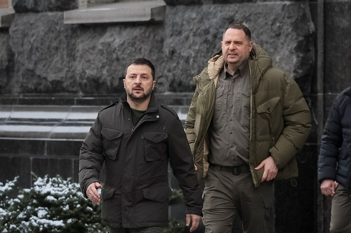 Tổng thống Ukraine Volodymyr Zelensky bên cạnh cựu Chánh văn phòng Andriy Yermak (phải), người được nhiều người xem như “cánh tay phải của Tổng thống". (Ảnh: Maxym Marusenko/NurPhoto)