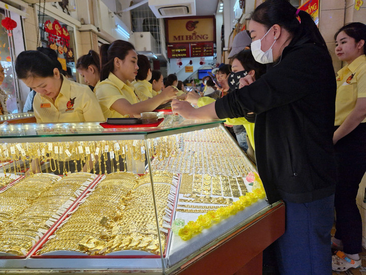 Vàng tăng liên tục thời gian qua là một trong những lý do khiến tiền gửi ngân hàng mất sức hấp dẫn.