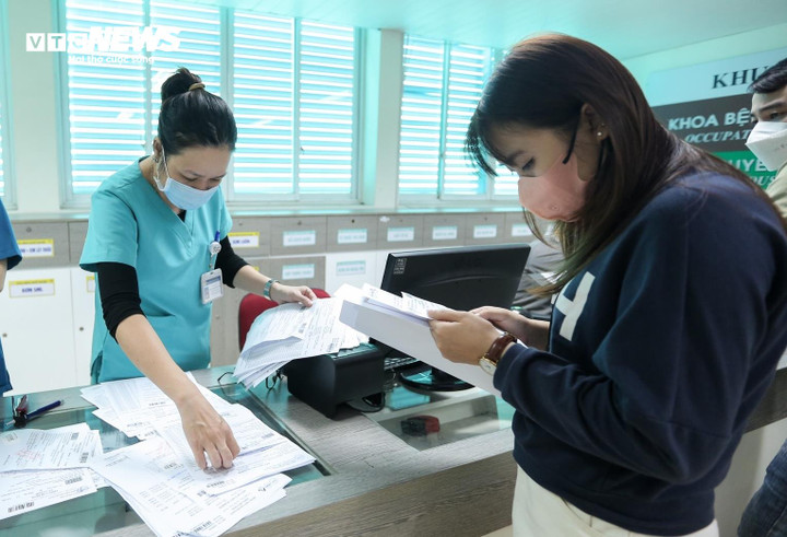 Người bệnh làm thủ tục khám tại một bệnh viện ở Hà Nội. (Ảnh: Như Loan)