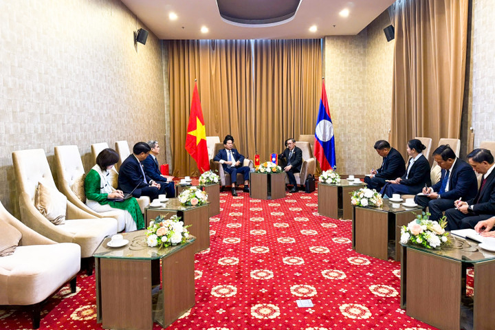 Cuộc gặp song phương giữa hai Bộ trưởng Lao động và Phúc lợi xã hội Lào Phosay Sayasone và Bộ trưởng Bộ Nội vụ Đỗ Thanh Bình. (Ảnh: Bộ Nội vụ)