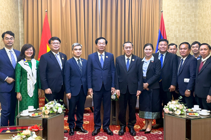 Các đại biểu chụp ảnh lưu niệm. (Ảnh: Bộ Nội vụ)