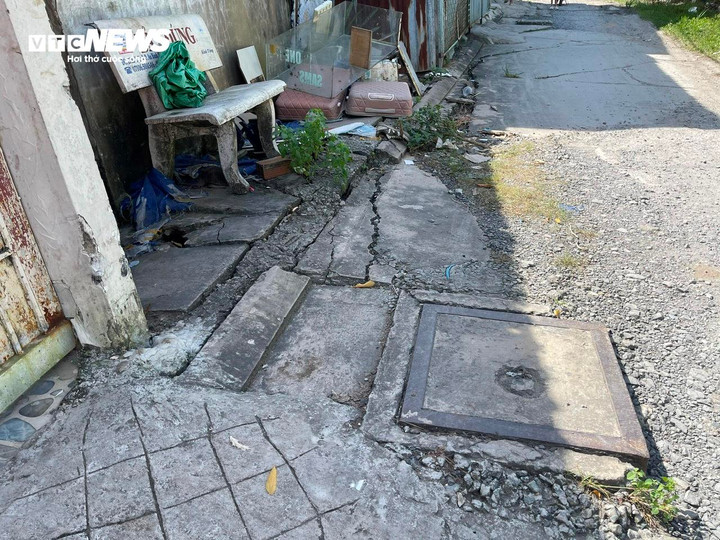 Theo phản ánh của người dân, suốt nhiều tháng qua, tuyến đường ven rạch bị đào xới dang dở khiến việc đi lại vô cùng khó khăn. Không chỉ giao thông sinh hoạt bị ảnh hưởng, hoạt động kinh doanh, buôn bán cũng đình trệ khi trời mưa thì lầy lội, nắng lên lại bụi mù.