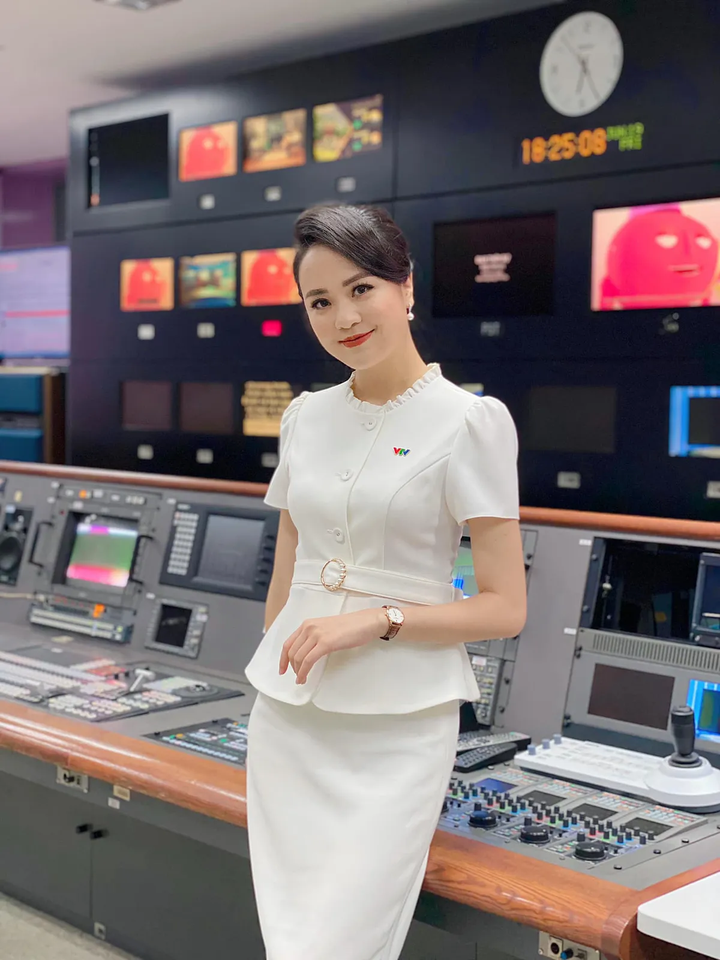 Ngọc Bích gây ấn tượng với nhan sắc xinh đẹp, ngọt ngào cùng gu thời trang sành điệu, thanh lịch.