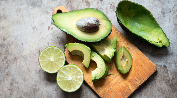 Một ít nước cốt chanh có thể làm chậm quá trình phần thịt bơ bị chuyển sang màu nâu. (Ảnh: Tiki)