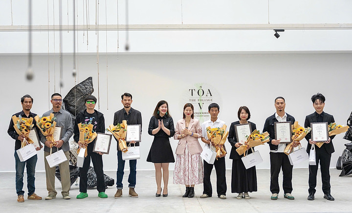 TS Lê Thái Hà - Giám đốc điều hành Quỹ Vinfuture và chị Nguyễn Trà My - Giám đốc VCCA trao tặng hoa, quà và chứng nhận cho các Nghệ sĩ tham gia Triển lãm TOẢ V - Điểm chạm Khoa học