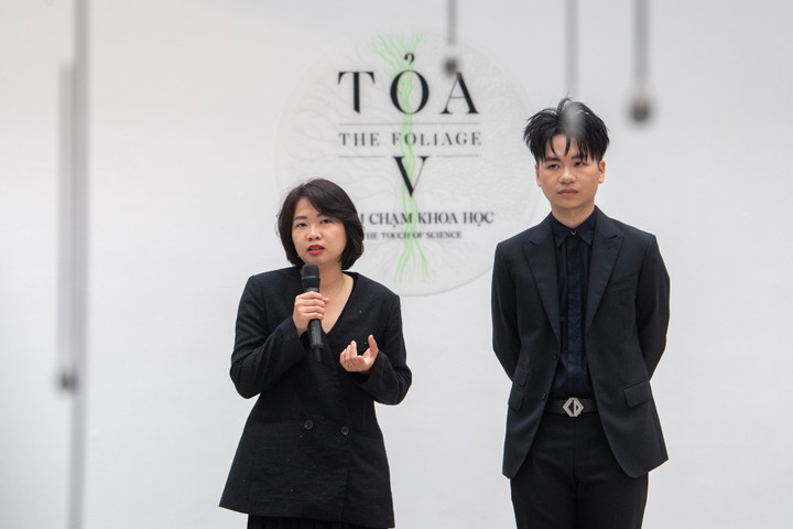 Nghệ sĩ Lê Giang và Nghệ sĩ Phạm Minh Hiếu phát biểu tại khai mạc Triển lãm TOẢ V - Điểm chạm Khoa học.
