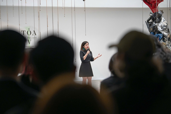 Chị Nguyễn Trà My - Giám đốc VCCA - phát biểu tại khai mạc Triển lãm.