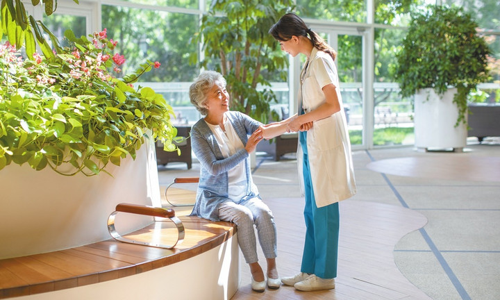 Người cao tuổi cần có môi trường sinh hoạt phù hợp với cuộc sống hiện đại. (Ảnh: B.L)