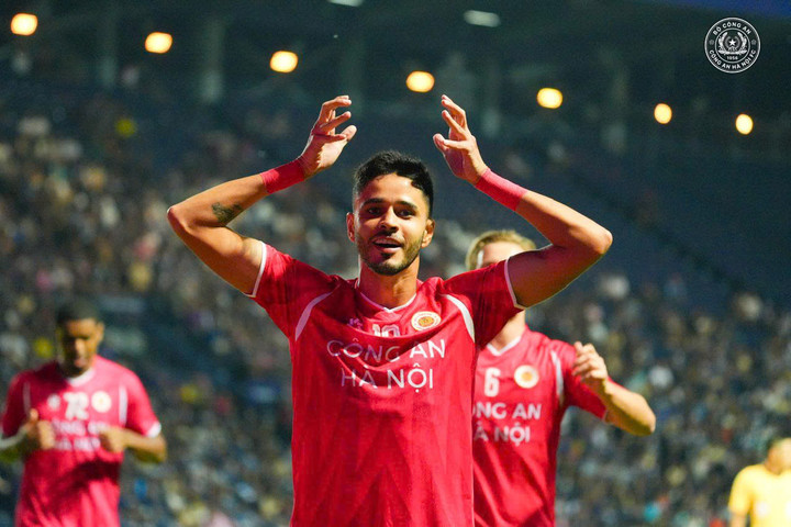 CLB Công an Hà Nội ghi bàn trước, chơi hơn người nhưng vẫn đánh rơi chiến thắng.