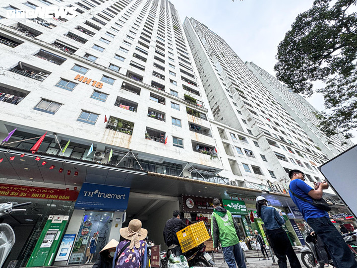 Tổ hợp chung cư HH Linh Đàm được mệnh danh là khu chung cư đông dân nhất thủ đô, khi có khoảng 40.000 cư dân sinh sống.