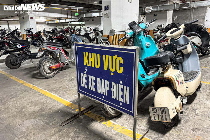 Khu vực để xe điện tại hầm chung cư HH Linh Đàm.