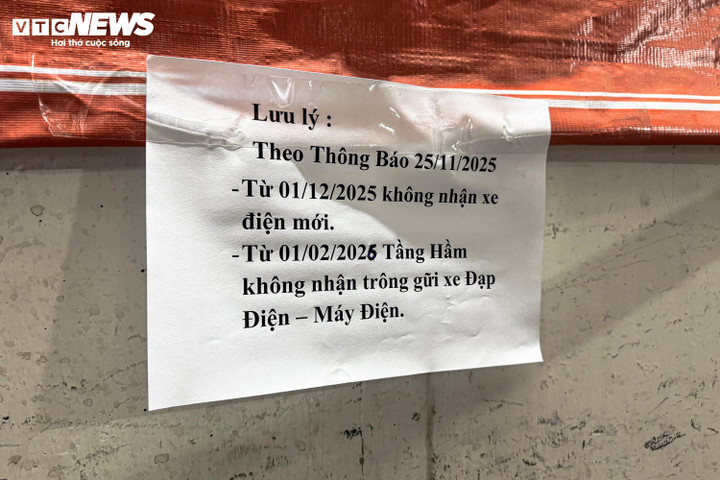 Thông báo tạm dừng trông giữ xe điện được dán tại các tầng hầm chung cư HH Linh Đàm.