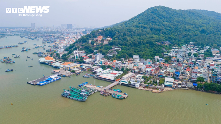 Vung Tau fica a apenas 15 km de Can Gio, passando pela Baía de Ganh Rai, e o transporte entre as duas áreas é feito principalmente por balsa, na rota Can Gio - Vung Tau. (Foto: Luong Y)