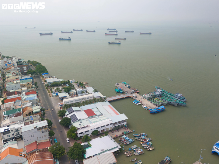 Atualmente, para chegar a Can Gio, partindo do centro da Cidade de Ho Chi Minh e do centro de Vung Tau, é necessário viajar de balsa. (Foto: Luong Y)