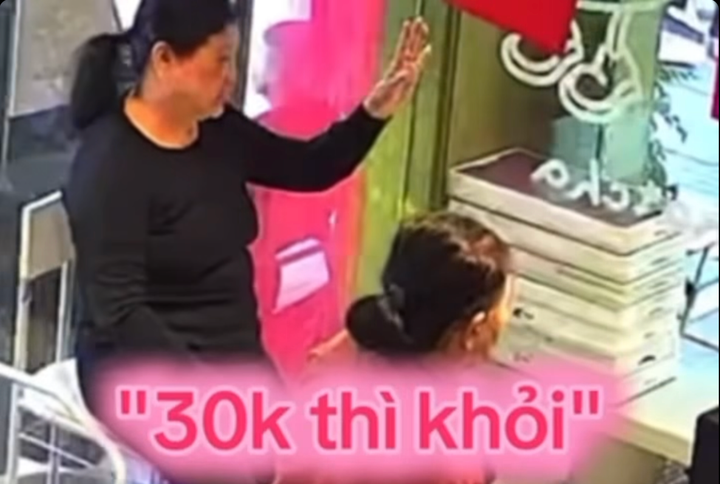 Hai phụ nữ thẳng thừng từ chối khi nhân viên quán đồ uống muốn ủng hộ 30.000 đồng. (Ảnh cắt từ clip)