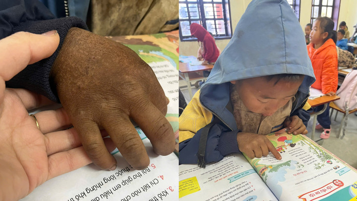 Bức ảnh bàn tay chai sạn vì phải đi mò cua, bắt cá của em Dao đang lần theo từng con chữ trên trang sách, lan truyền trên mạng xã hội khiến nhiều người xúc động. (Ảnh: NVCC)