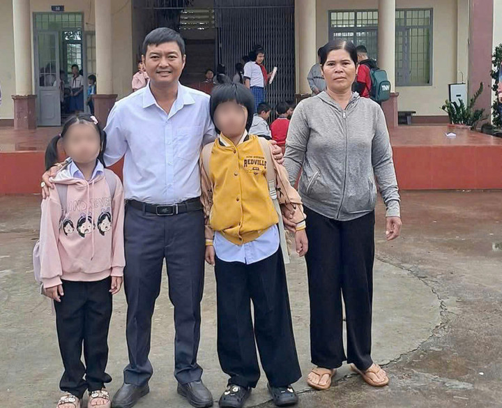 Hai bé gái đã được đến trường.