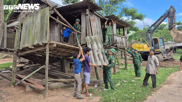 Lực lượng Bộ đội biên phòng Quảng Trị hỗ trợ người dân nơi biên giới xây dựng nhà mới. (Ảnh: D.Hoàng)