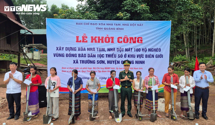 Hàng trăm ngôi nhà tạm bợ, dột nát ở các xã miền núi Trường Sơn đã bị ‘xoá sổ’ thay vào đó là những ngôi nhà mới chắc chắn. (Ảnh: D.Hoàng)