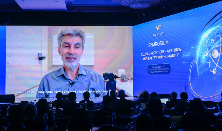 Giáo sư Yoshua Bengio chia sẻ tại tọa đàm.