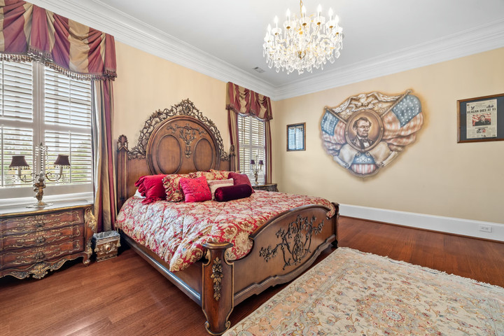 Một bức tranh tường vẽ tay chân dung Abraham Lincoln được treo trong phòng ngủ lấy cảm hứng từ Phòng ngủ Lincoln của Nhà Trắng. (Ảnh: Camilo Jimenez/WSJ)