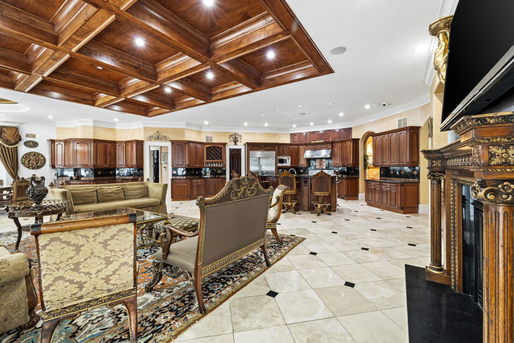 Nhà bếp của khu nhà chính, nơi còn có hai phòng thiền, một phòng chiếu phim tại gia và phòng xông hơi. (Ảnh: Camilo Jimenez/WSJ)