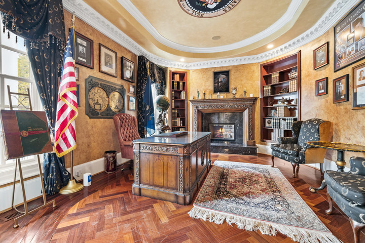 Phòng làm việc mô phỏng “Phòng Bầu dục” của dinh thự có bản sao quốc ấn Tổng thống gắn trên trần. (Ảnh: Camilo Jimenez/WSJ)