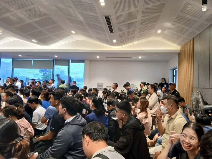 Không khí trong phòng chờ hết sức căng thẳng.