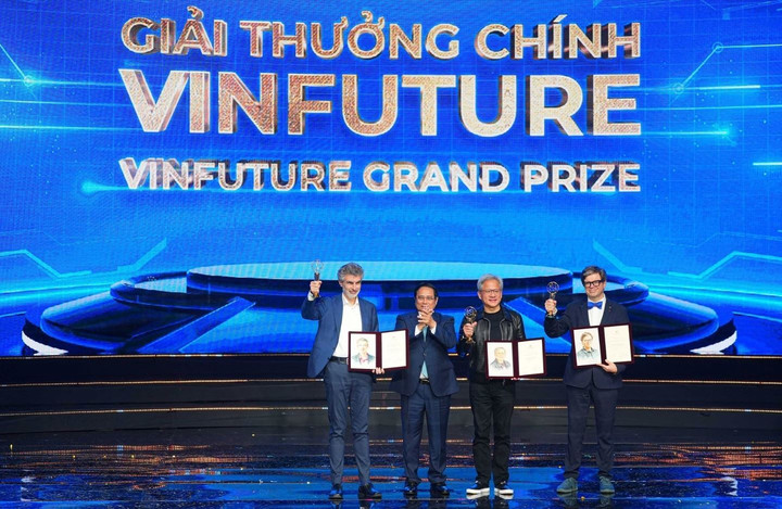 Premiér Pham Minh Chinh předal cenu VinFuture Prize 2024 profesoru Yoshuovi Bengiovi, panu Jensenu Huangovi a profesoru Yannu LeCunovi na slavnostním předávání cen VinFuture v Hanoji 6. prosince 2024. (Foto: VinFuture)