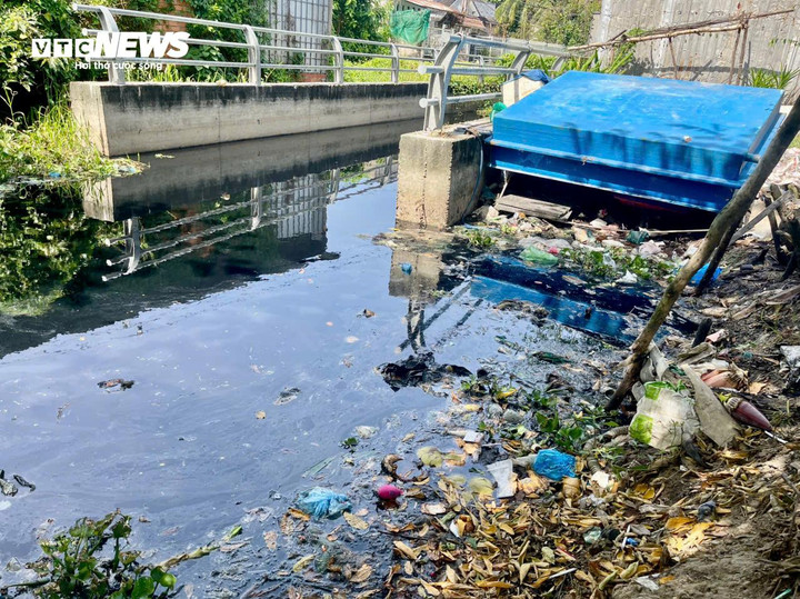 Dự án cải tạo rạch Mương Củi (phường Tân An, TP Cần Thơ) khởi công từ tháng 5/2023, dài gần 800 m, được kỳ vọng khơi thông dòng chảy và chỉnh trang đô thị. Thế nhưng sau hơn 2 năm thi công, công trình vẫn ngổn ngang, chưa đạt tiến độ.