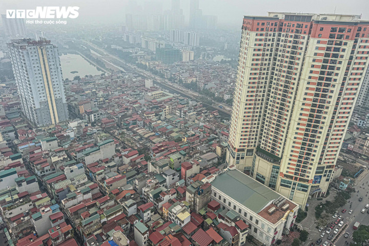 Gió mùa giúp Hà Nội bớt mù, nhưng không khí vẫn ở mức xấu. (Ảnh: Viên Minh)