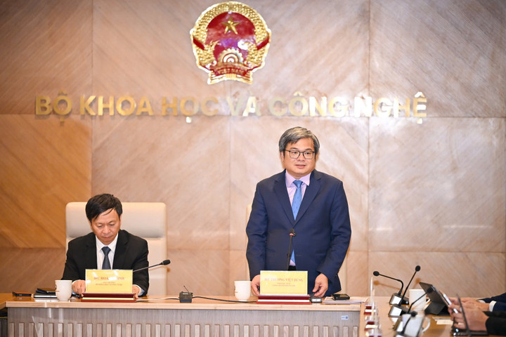 Ông Trương Việt Dũng, Phó Chủ tịch UBND thành phố Hà Nội, chia sẻ thông tin tại buổi họp báo. (Ảnh: Bộ KH&CN)