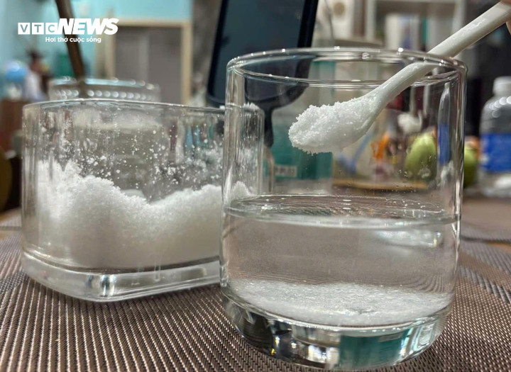 Anh Huy thường xuyên pha nước muối để súc miệng. (Ảnh: NVCC)