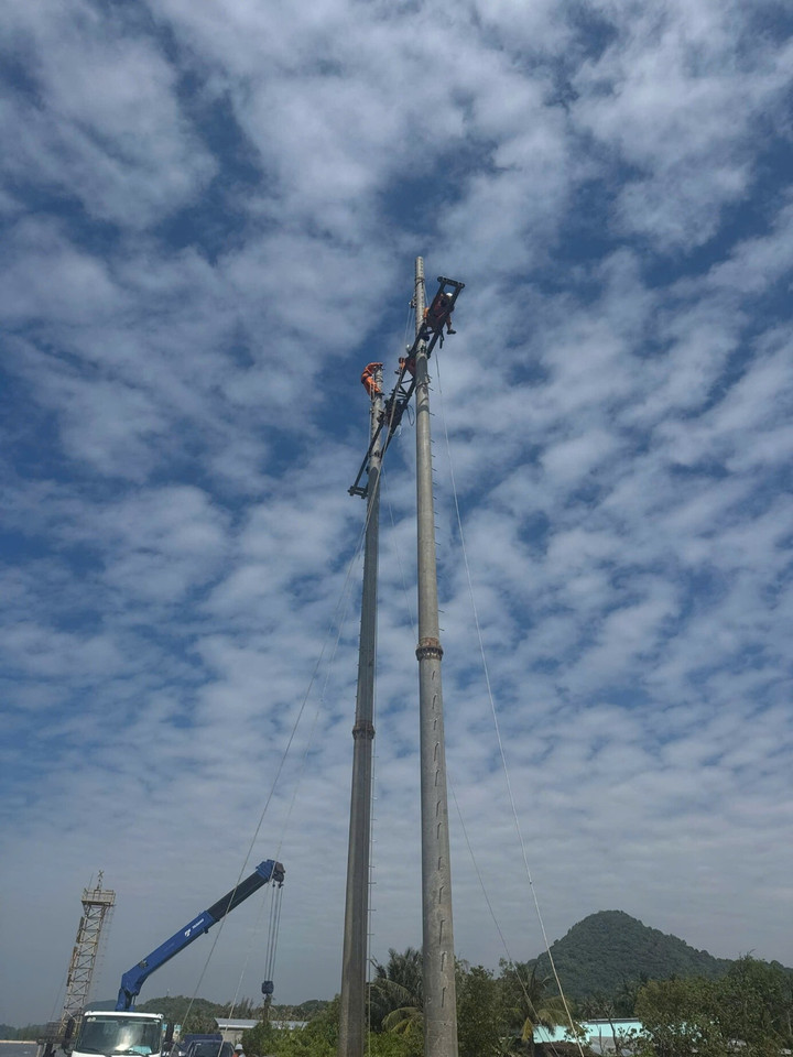 Xây dựng trụ điện thuộc đường dây 110kV trên không từ trụ đấu nối cáp ngầm tiếp bờ hiện hữu đến vị trí điểm sự cố.