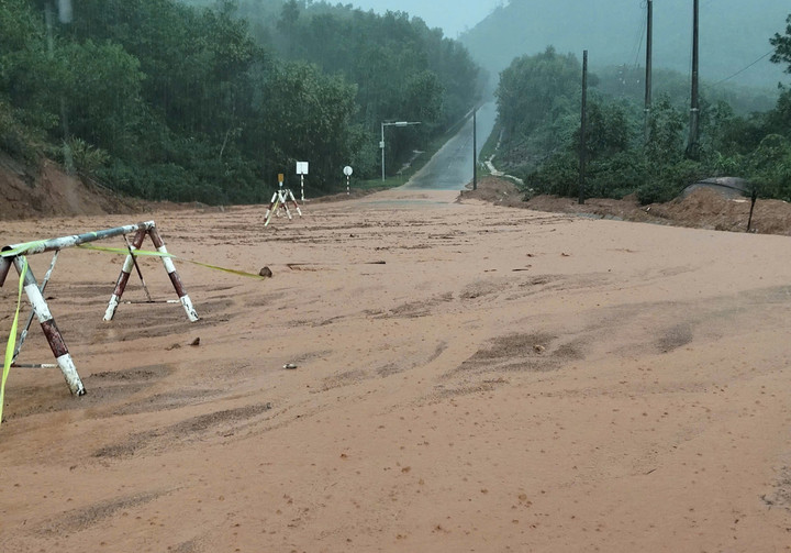 Sau trận mưa như trút nước, lượng lớn bùn đất tràn xuống, vùi lấp đoạn đường vào khu du lịch nghỉ dưỡng Laguna (TP Huế)