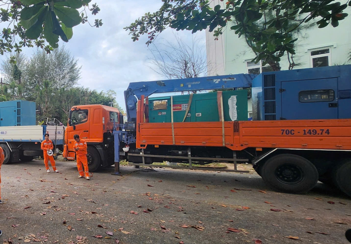 Ngành Điện huy động các máy phát di động từ các Công ty Điện lực thành viên vận chuyển đến Phú Quốc để tăng nguồn cấp điện.