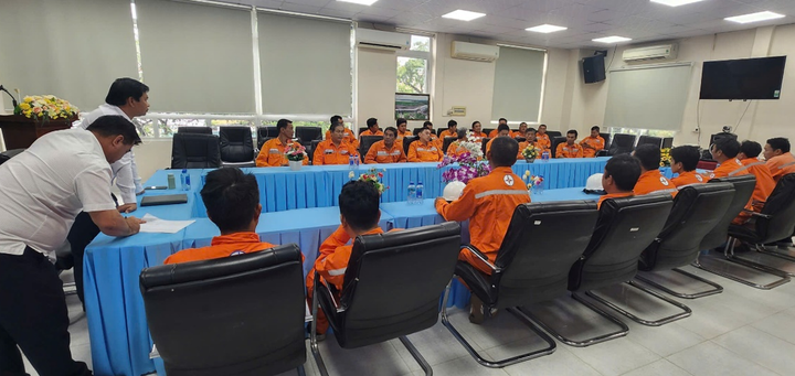 Công ty Điện lực An Giang họp trao đổi phương án đấu nối các máy phát cấp điện cho khách hàng sinh hoạt.