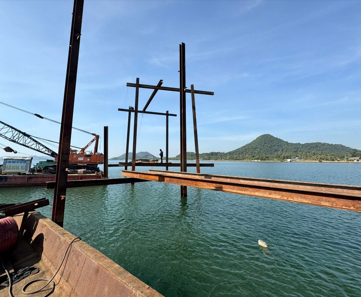 PC An Giang đang khẩn trương phối hợp các đơn vị liên quan triển khai xây dựng tạm đường dây 110kV trên không (từ trụ đấu nối cáp ngầm tiếp bờ hiện hữu đến vị trí điểm sự cố).