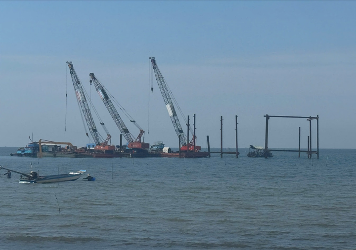 PC An Giang phối hợp với lực lượng chức năng chuẩn bị dựng trụ, xây dựng đường dây tạm trên không để cấp điện cho Phú Quốc.