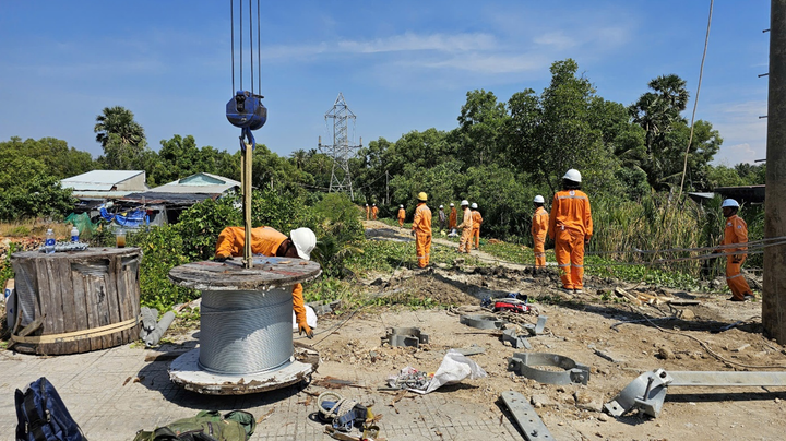 Công nhân PCAG khẩn trương xây dựng trụ điện thuộc đường dây 110kV trên không từ trụ đấu nối cáp ngầm tiếp bờ hiện hữu đến vị trí điểm sự cố.