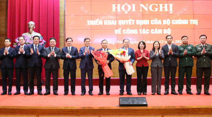 Lãnh đạo tỉnh Quảng Ninh chúc mừng ông Quản Minh Cường, Bí thư Tỉnh ủy Quảng Ninh và tặng hoa chia tay ông Vũ Đại Thắng, Chủ tịch UBND TP Hà Nội.