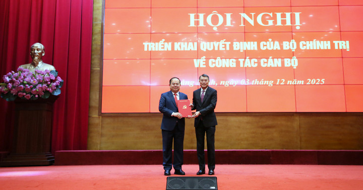 Trưởng Ban Tổ chức Trung ương Lê Minh Hưng trao quyết định cho ông Quản Minh Cường, tân Bí thư Tỉnh ủy Quảng Ninh.